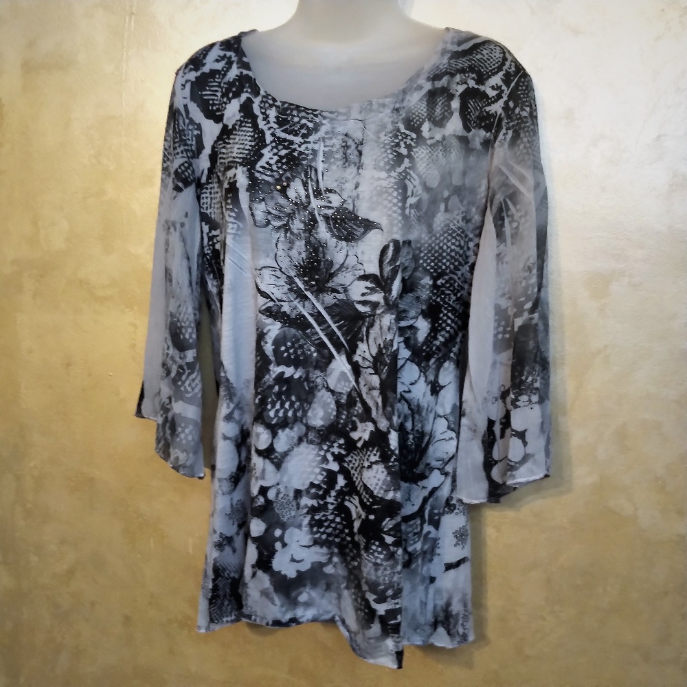 Light top by B.L.E.U. Like new L